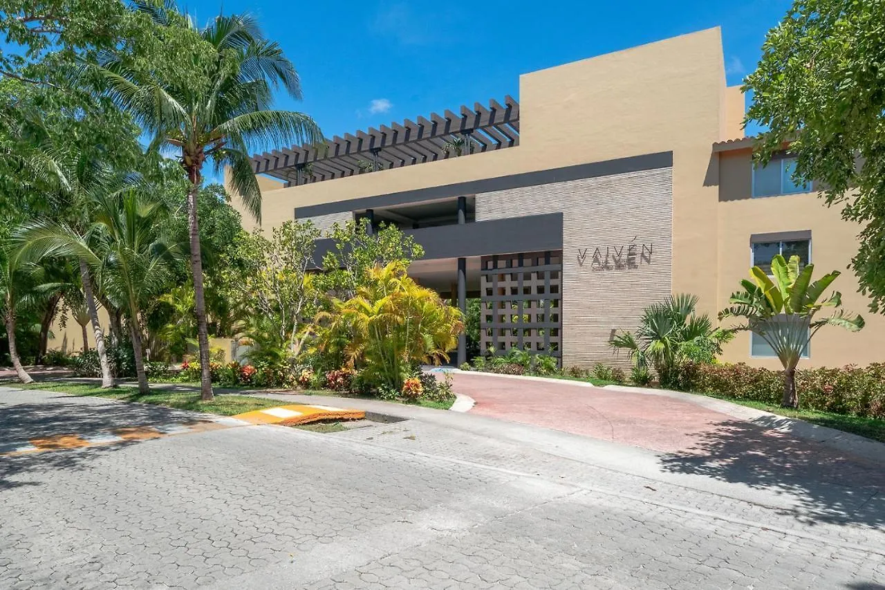 Holiday home 5 Star Condo, 3 Bedrooms, 4 Pools, Gym, Beach Club, Concierge Services & Security