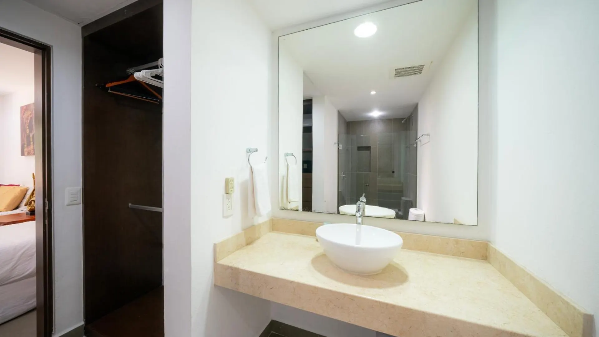 5 Star Condo, 3 Bedrooms, 4 Pools, Gym, Beach Club, Concierge Services & Security Mexico