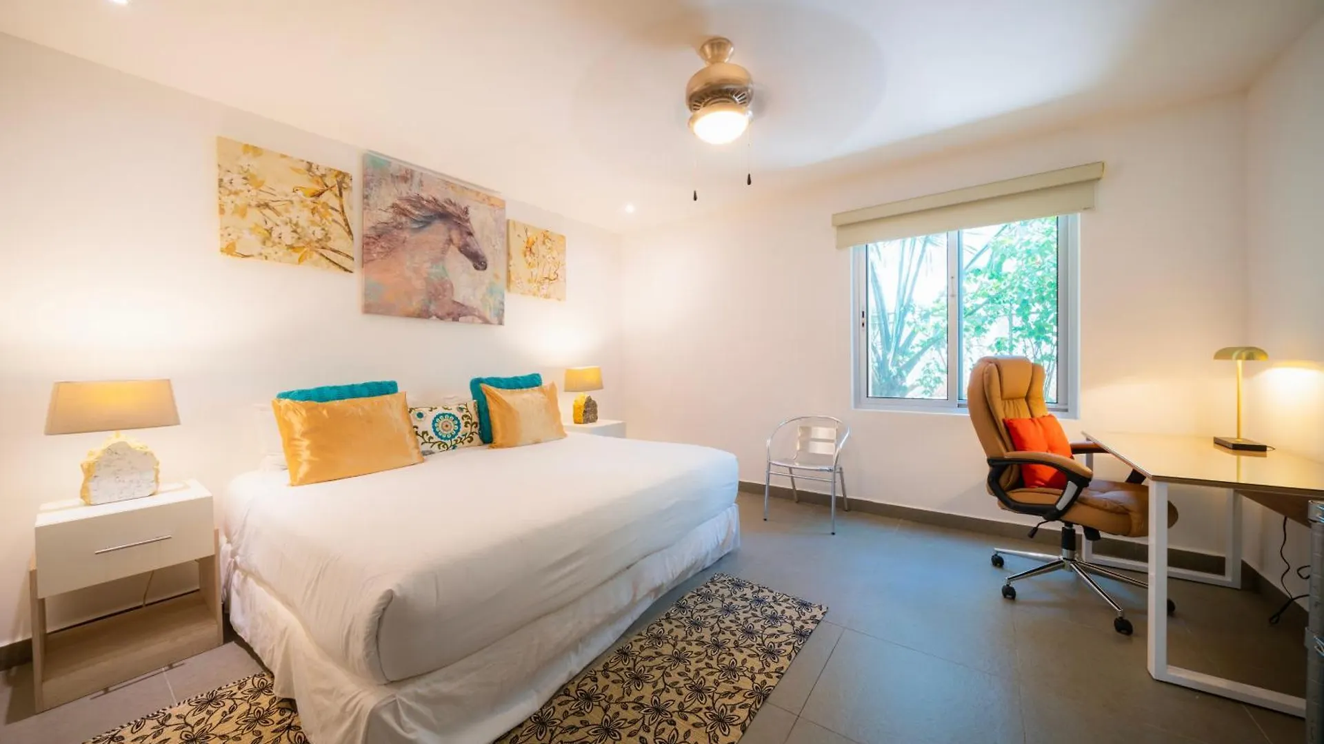 Holiday home 5 Star Condo, 3 Bedrooms, 4 Pools, Gym, Beach Club, Concierge Services & Security