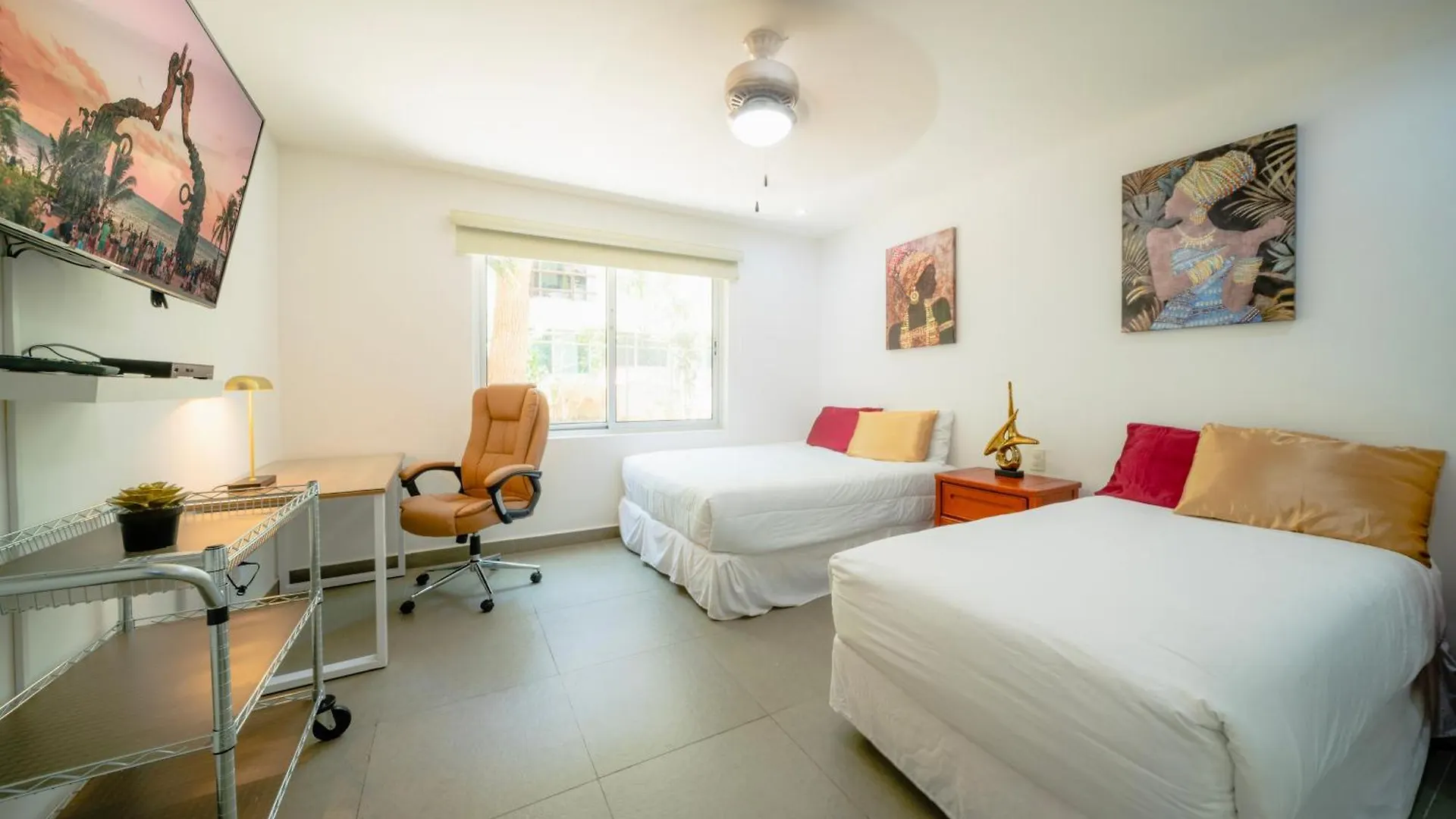 Holiday home 5 Star Condo, 3 Bedrooms, 4 Pools, Gym, Beach Club, Concierge Services & Security