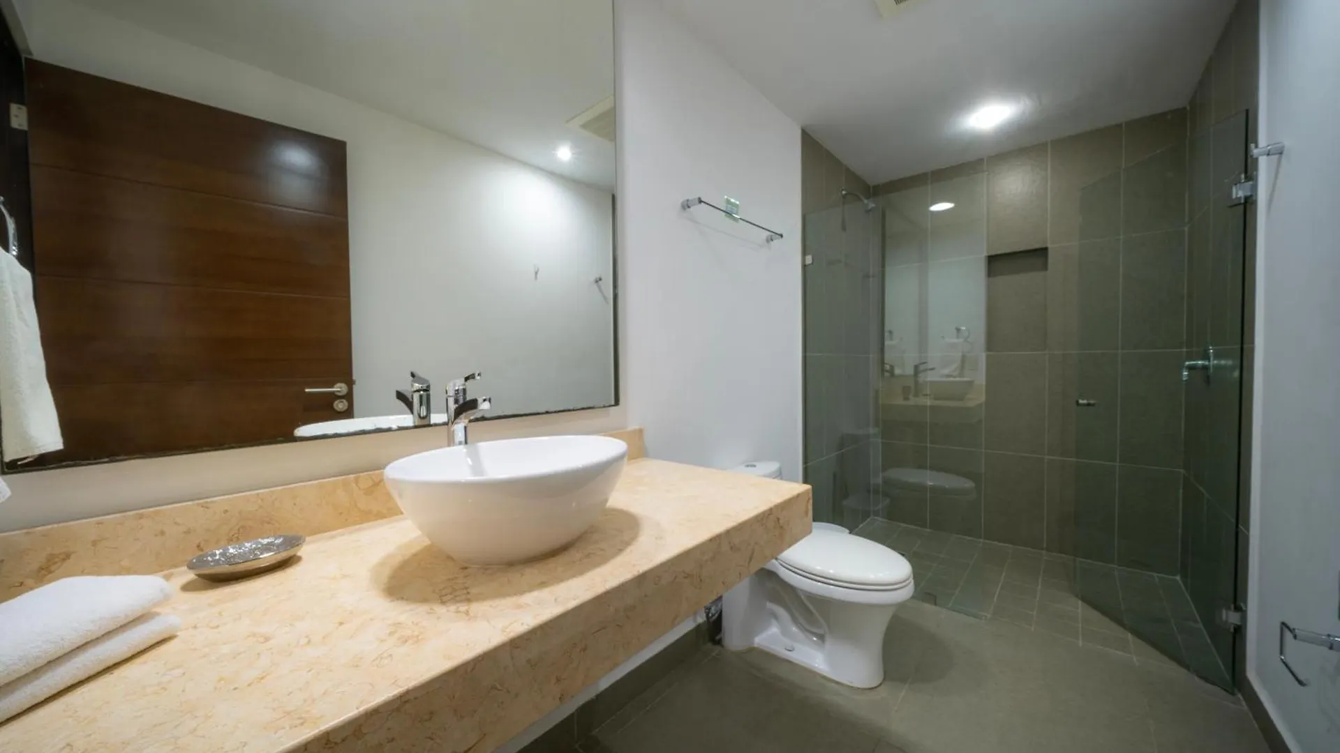 5 Star Condo, 3 Bedrooms, 4 Pools, Gym, Beach Club, Concierge Services & Security 0*, Playa del Carmen Mexico