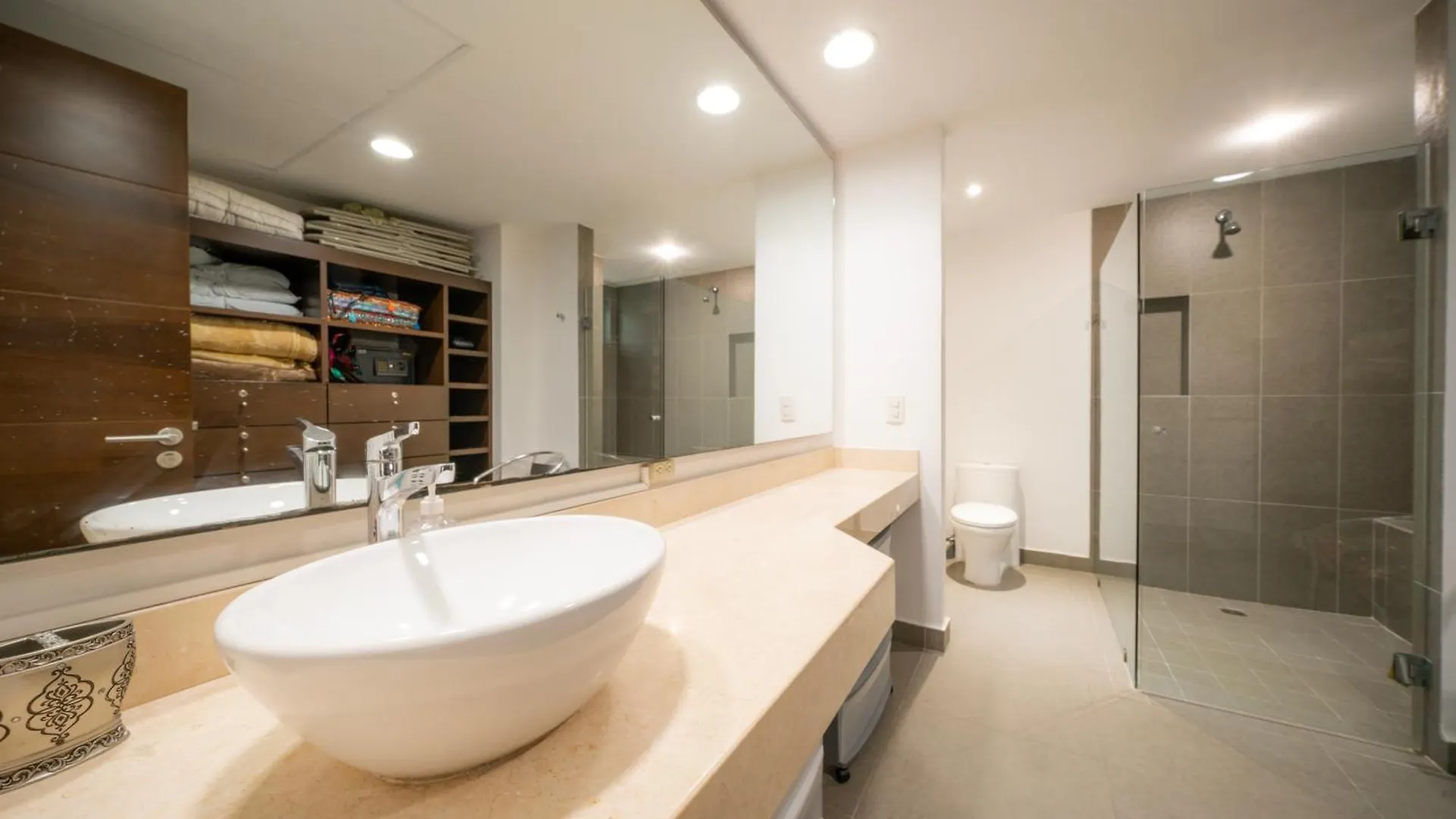5 Star Condo, 3 Bedrooms, 4 Pools, Gym, Beach Club, Concierge Services & Security Holiday home Playa del Carmen