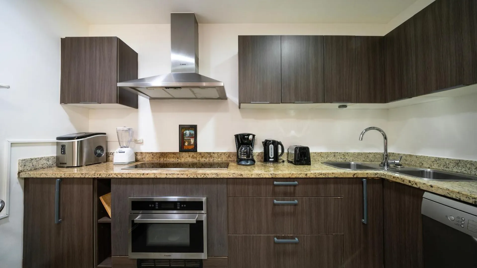 Holiday home 5 Star Condo, 3 Bedrooms, 4 Pools, Gym, Beach Club, Concierge Services & Security
