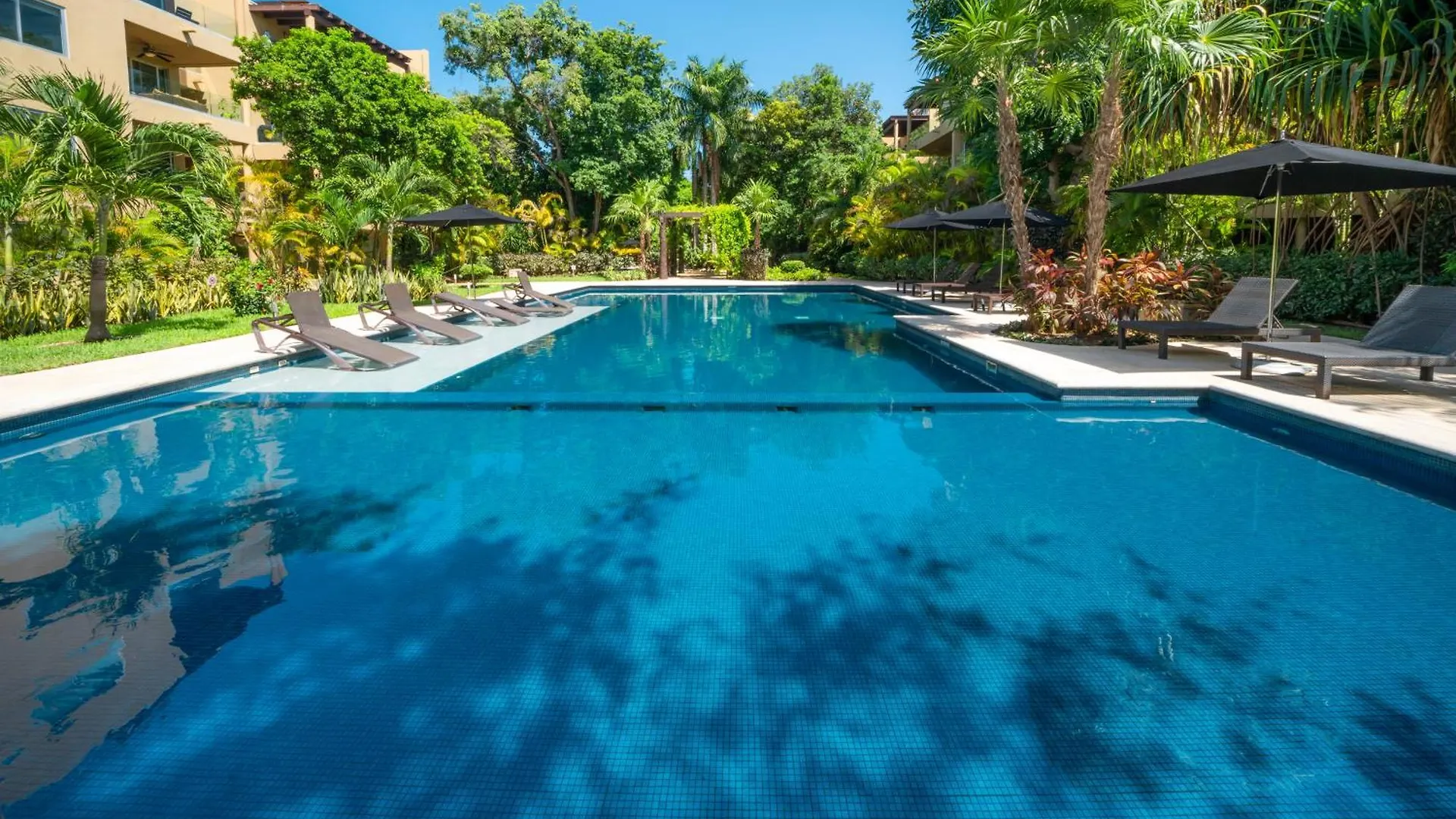 5 Star Condo, 3 Bedrooms, 4 Pools, Gym, Beach Club, Concierge Services & Security