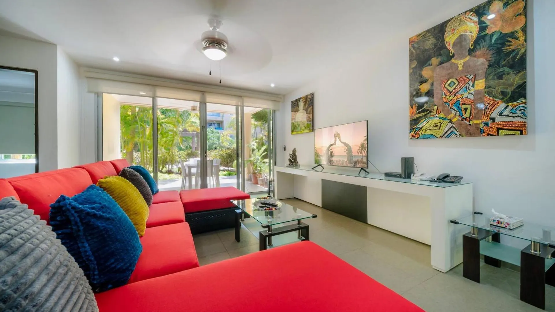 5 Star Condo, 3 Bedrooms, 4 Pools, Gym, Beach Club, Concierge Services & Security Holiday home