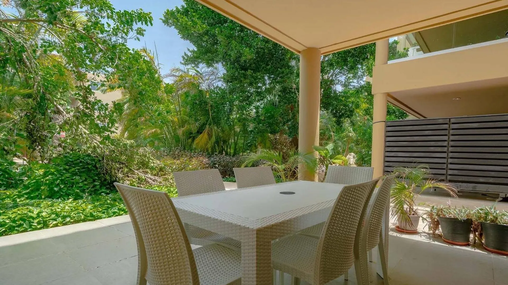 Holiday home 5 Star Condo, 3 Bedrooms, 4 Pools, Gym, Beach Club, Concierge Services & Security