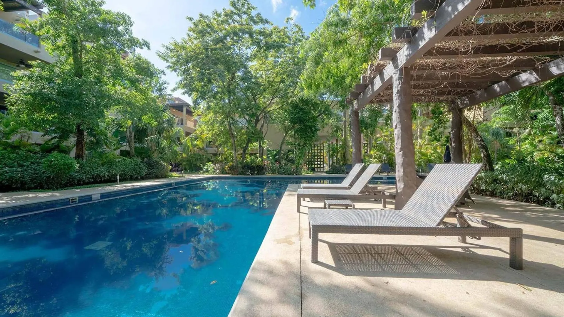 5 Star Condo, 3 Bedrooms, 4 Pools, Gym, Beach Club, Concierge Services & Security Holiday home Playa del Carmen