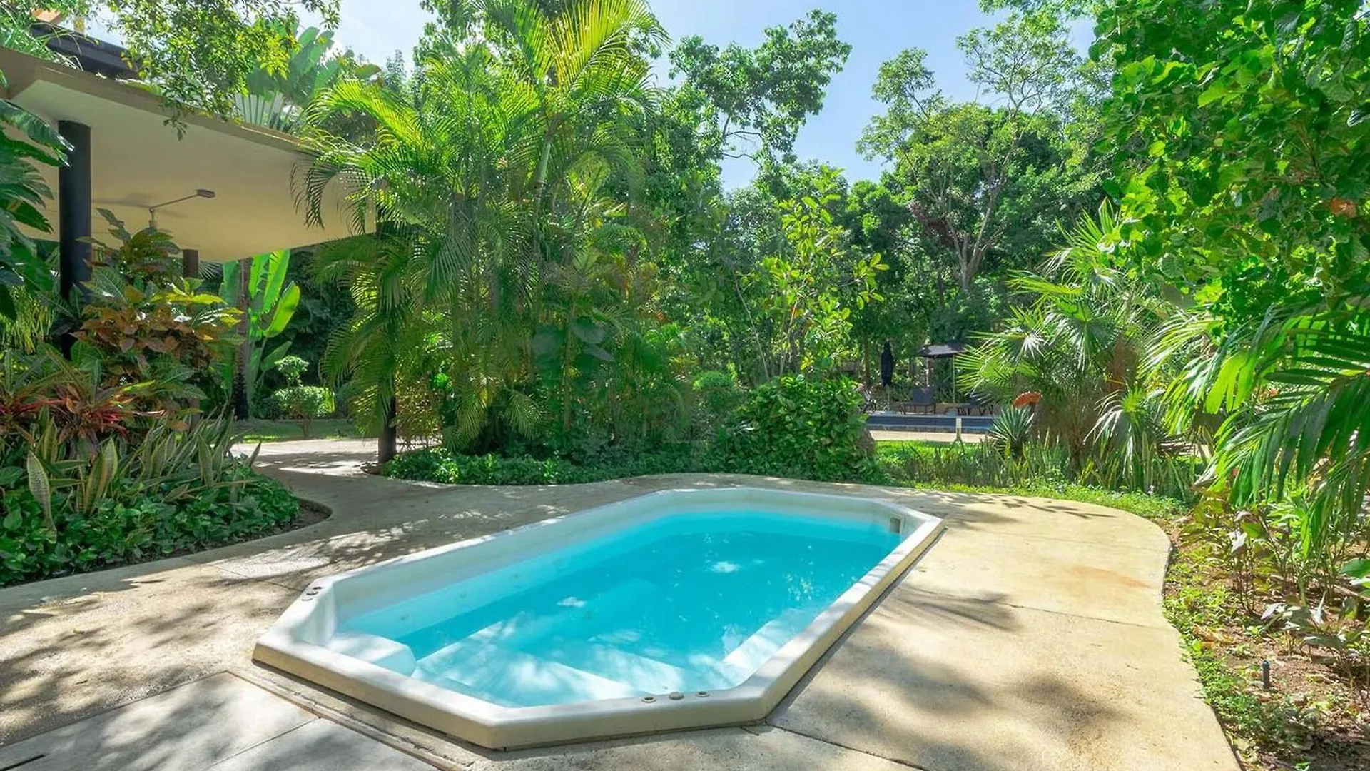 Holiday home 5 Star Condo, 3 Bedrooms, 4 Pools, Gym, Beach Club, Concierge Services & Security