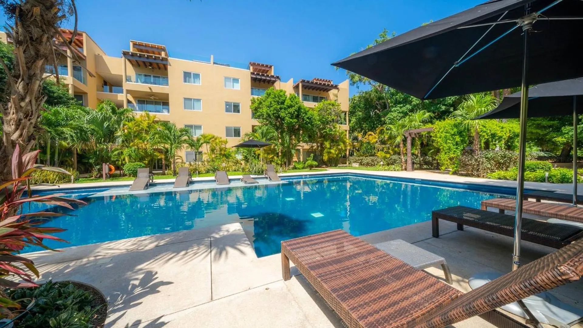 Holiday home 5 Star Condo, 3 Bedrooms, 4 Pools, Gym, Beach Club, Concierge Services & Security