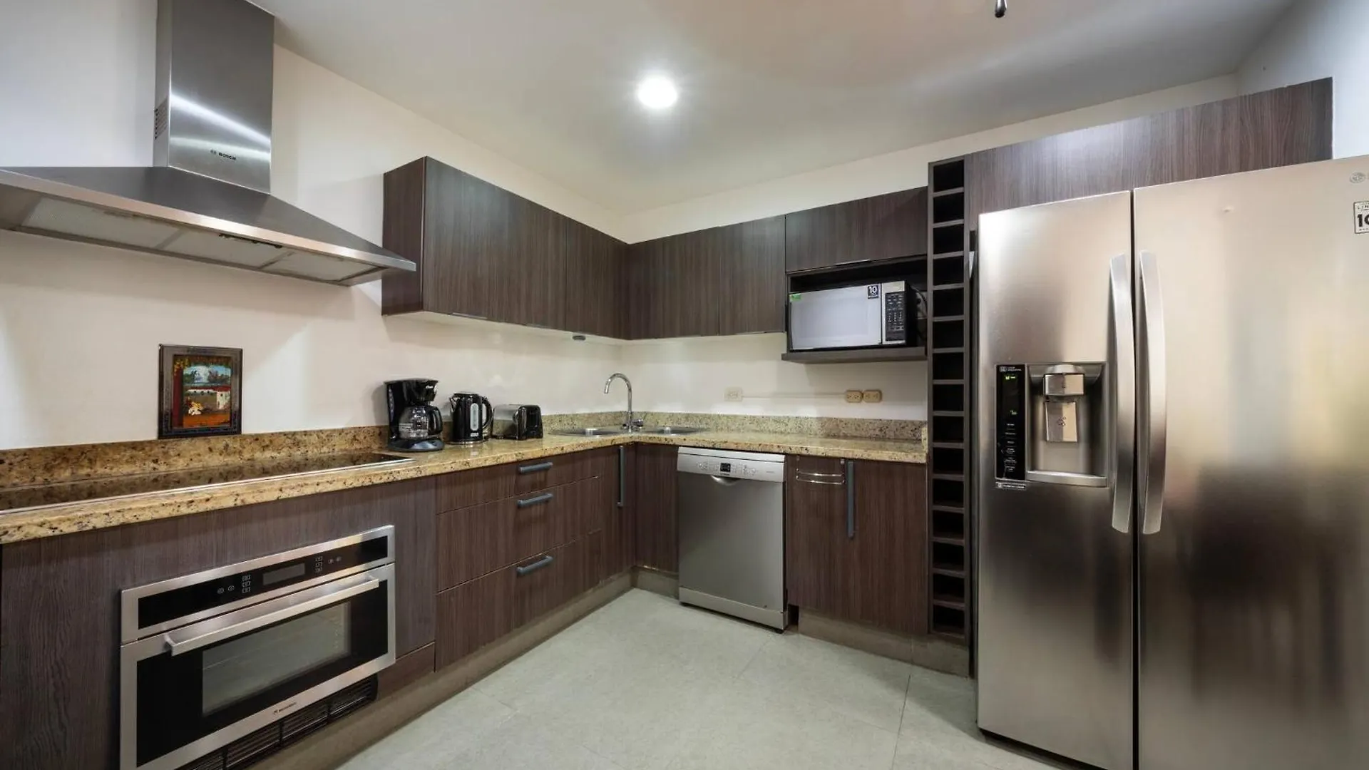 5 Star Condo, 3 Bedrooms, 4 Pools, Gym, Beach Club, Concierge Services & Security Holiday home