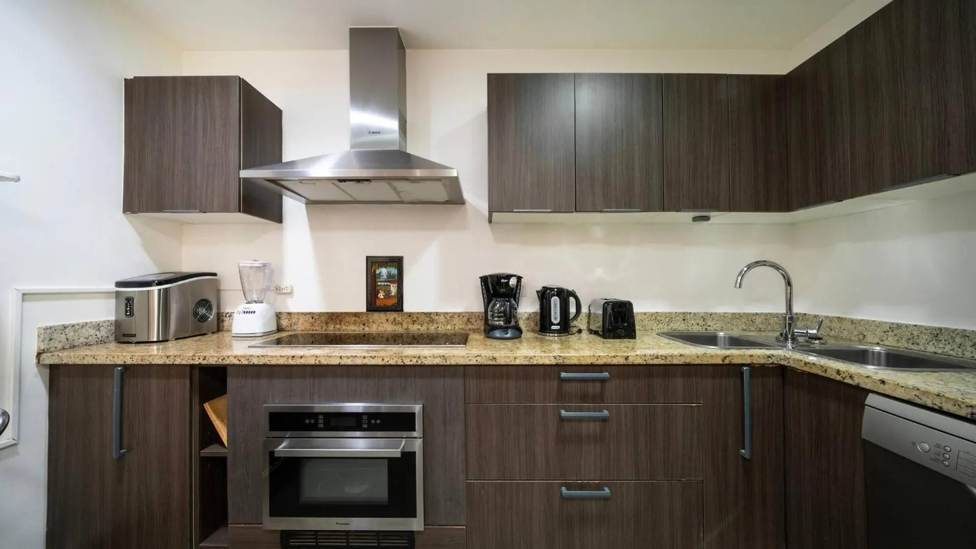 5 Star Condo, 3 Bedrooms, 4 Pools, Gym, Beach Club, Concierge Services & Security