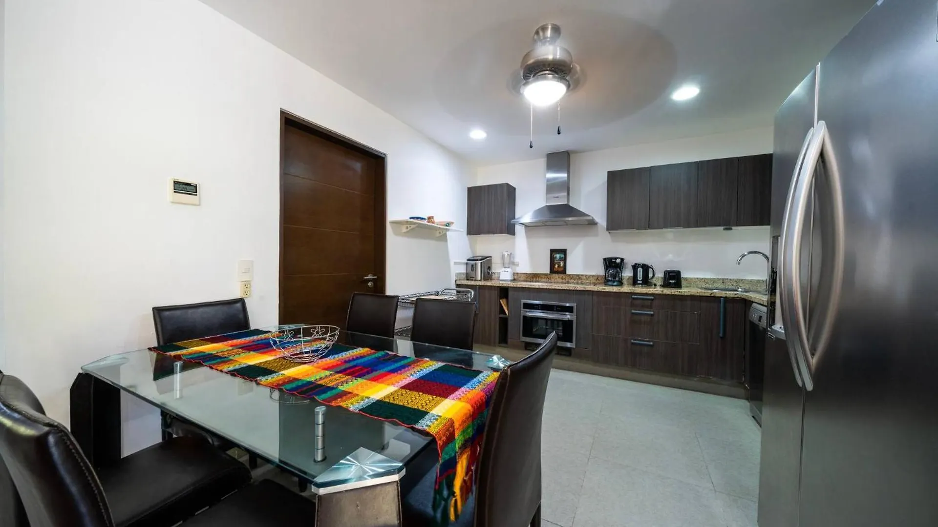 Holiday home 5 Star Condo, 3 Bedrooms, 4 Pools, Gym, Beach Club, Concierge Services & Security
