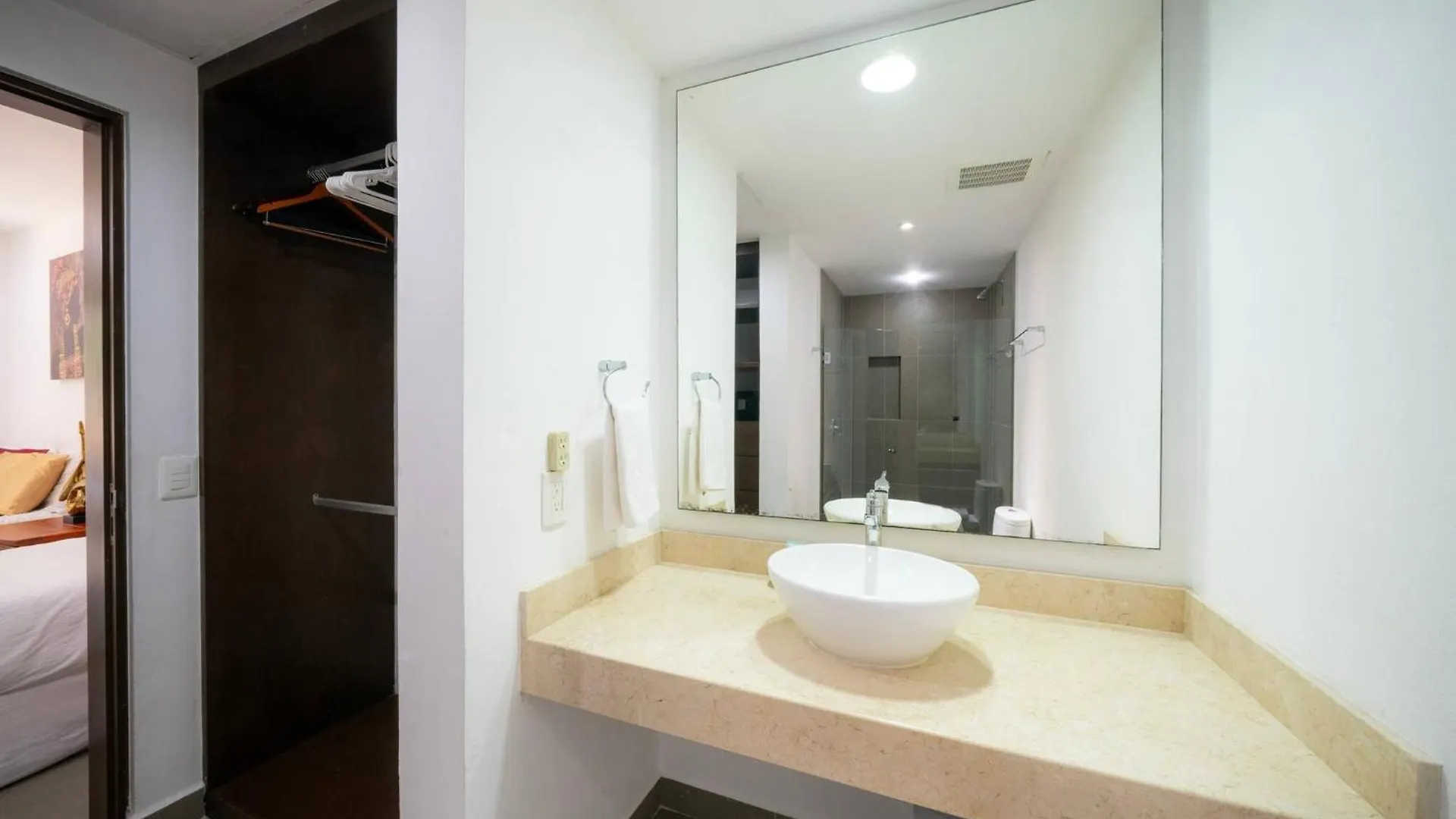 5 Star Condo, 3 Bedrooms, 4 Pools, Gym, Beach Club, Concierge Services & Security Holiday home